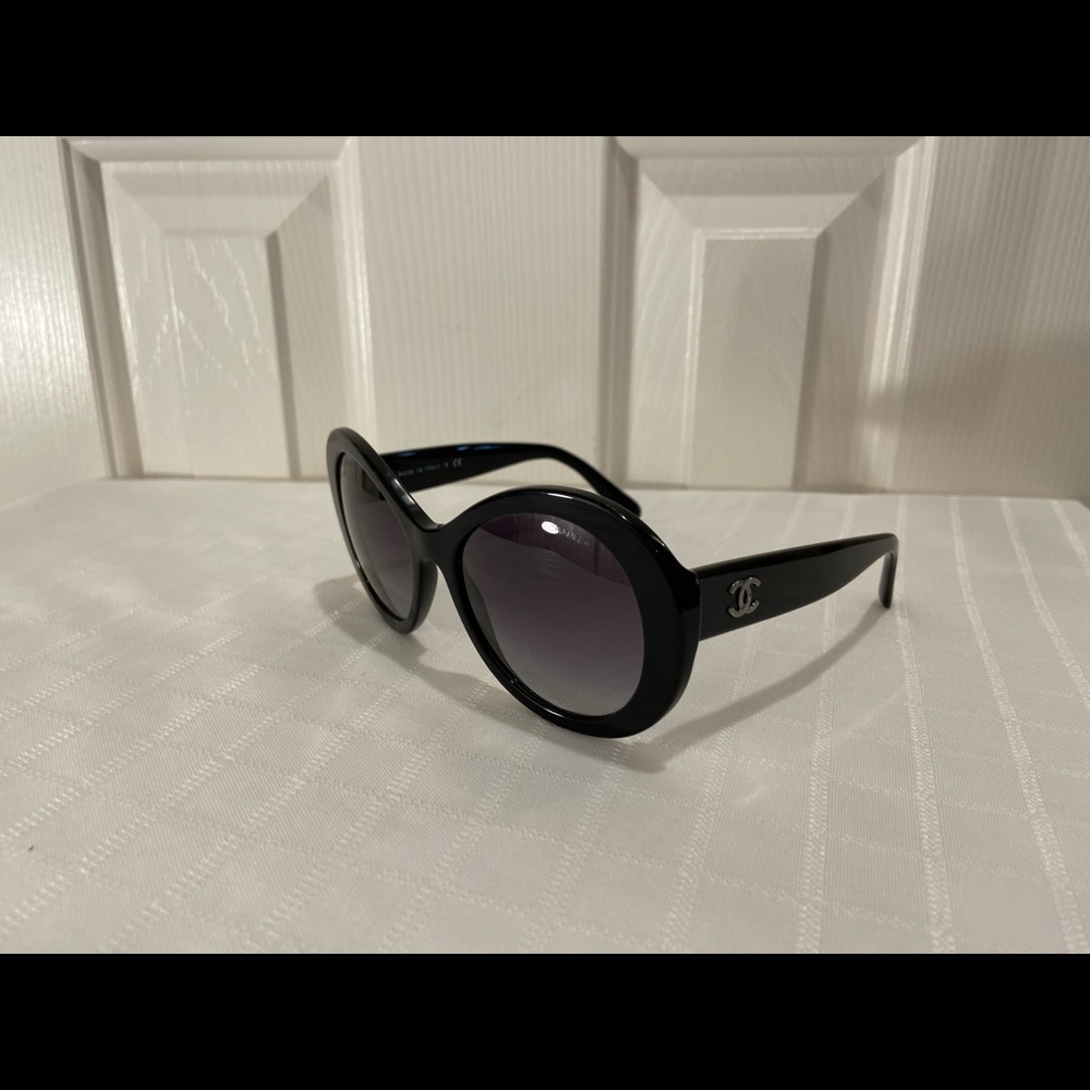 🖤$450. Chanel Classic Round Blk W/ silver CC logo - Picture 11 of 17